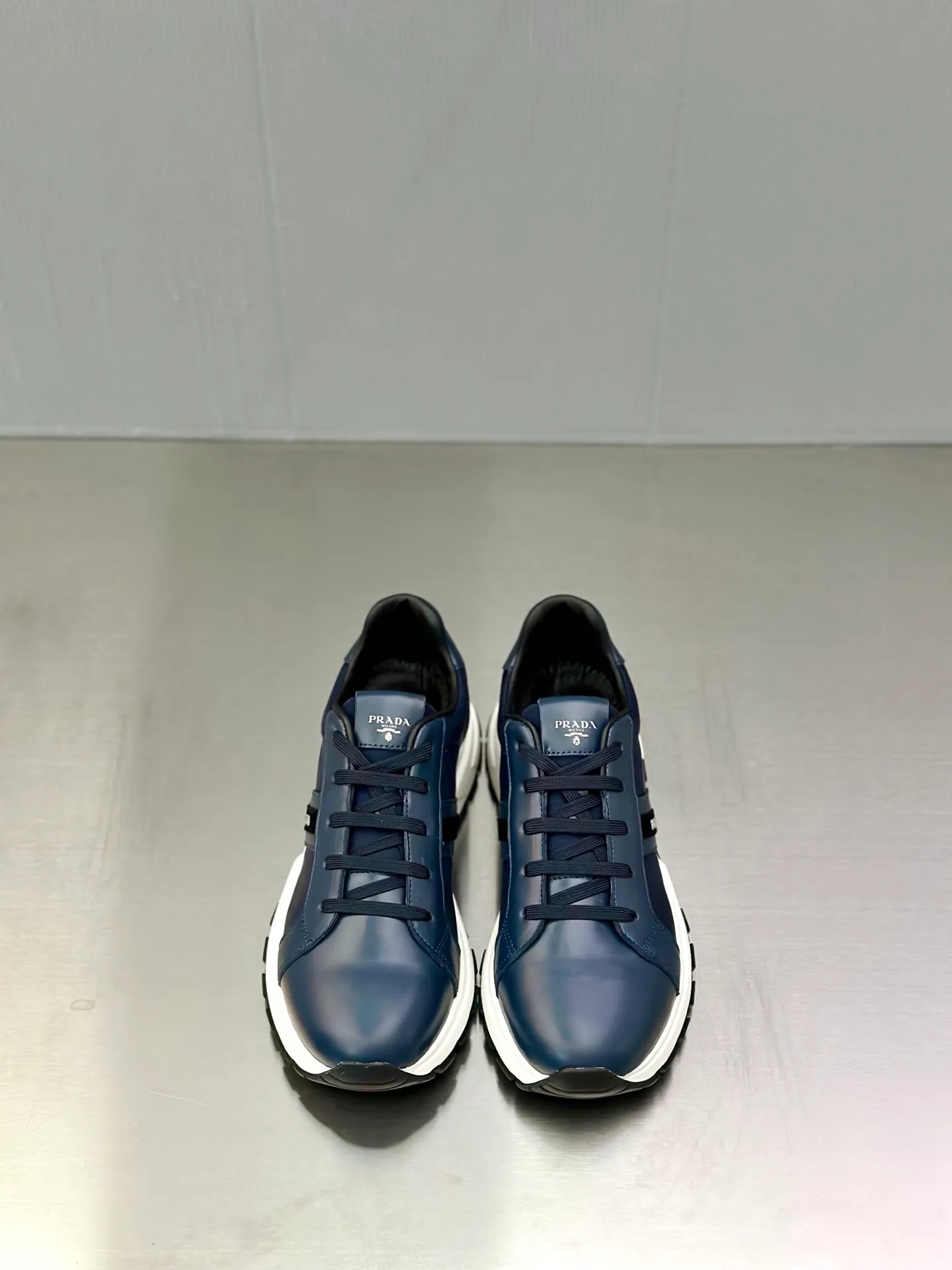 💰740 Prada/Prada men's new mesh stitching sneakers. This sneaker presents a modern version, reinterpreting the brand's archive style with clean lines and smooth details. The shoes are made of calf leather and technical fabric, with a triangular metal logo on the outside, bright TPU decoration on the heel, and a longer and padded inner heel design for a more comfortable fit. The tongue is decorated with a silk-screen logo, and is paired with a hollow rubber sole on the heel. The full cowhide lining comes standard with logo cowhide foot pads, making the upper foot taller, more comfortable, and versatile! Comes with full original packaging! Size: 39-40-41-42-43-44 standard leather shoe size (45 can be customized and does not support returns)